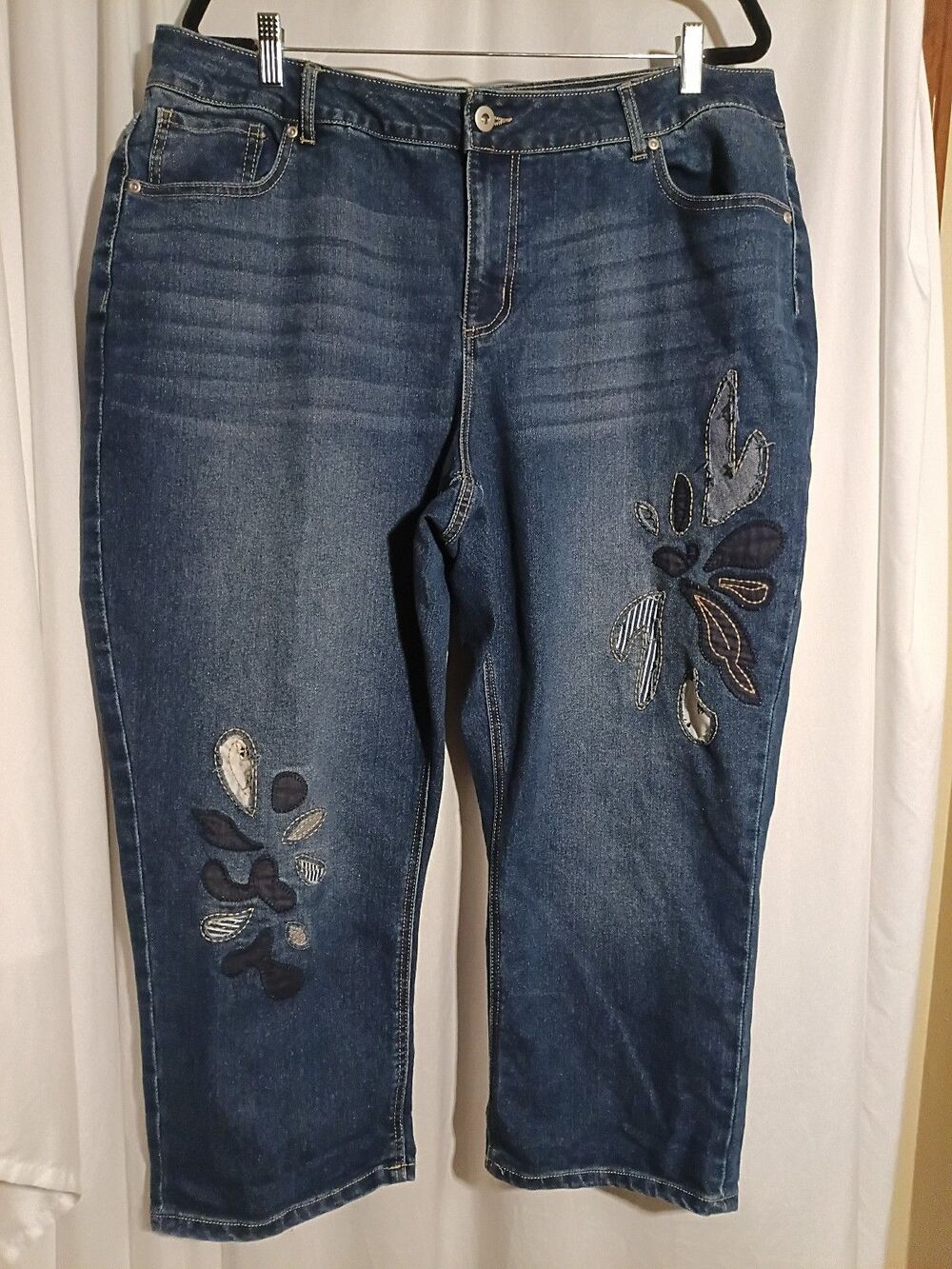 Women's Est 1946 High Rise Sz. 20 Floral Embroidered Capri Jeans. Fun Cutouts